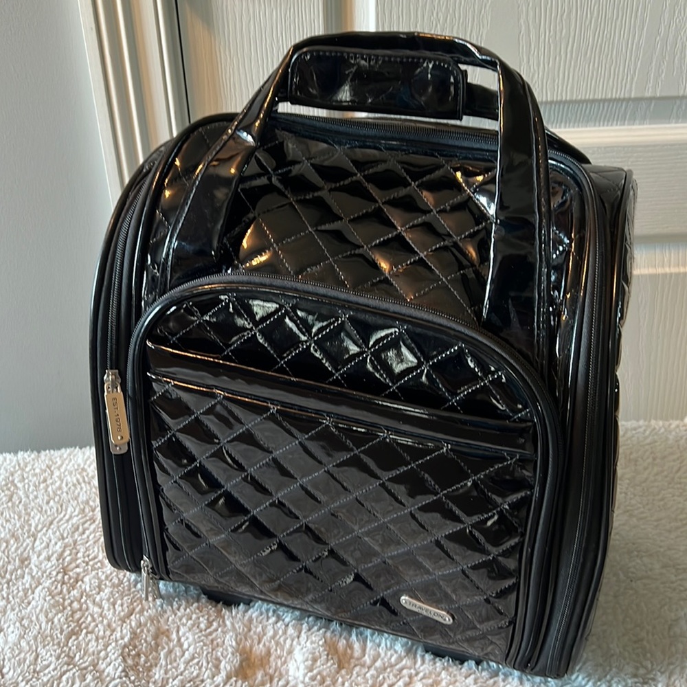 Travelon Underseat Rolling Carryon Bag In Black Patent GUC